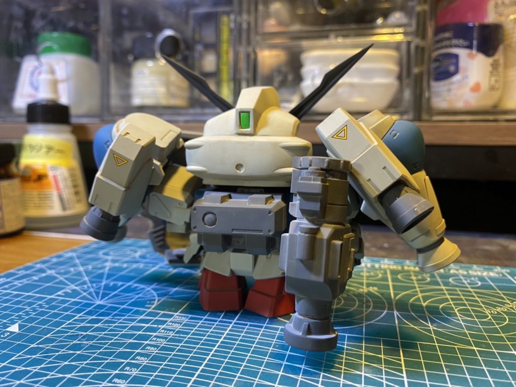 後頭部センサーは合わせ目消しもかねて0.3ミリプラ板で。