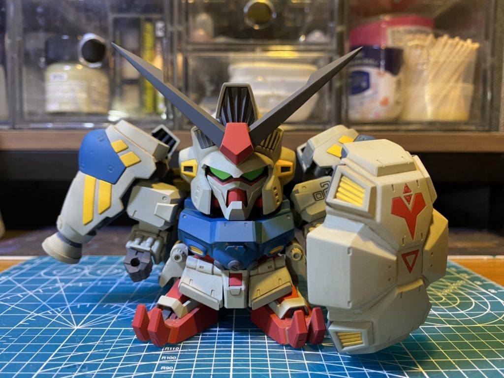 友人からの依頼で、BB戦士202GP02を製作しました。人様のものなので大胆な色変えなどはせず笑、なるべくプレーンに。ただ好みの色合いにはしました。初めて組みましたが、カッコかわいいしボリュームもあるし、とっても良いキットですねこれ……。合わせ目消し、アンテナのシャープ化、胸のボルトみたいなやつを市販パーツに交換、くらいでほぼストレートです。