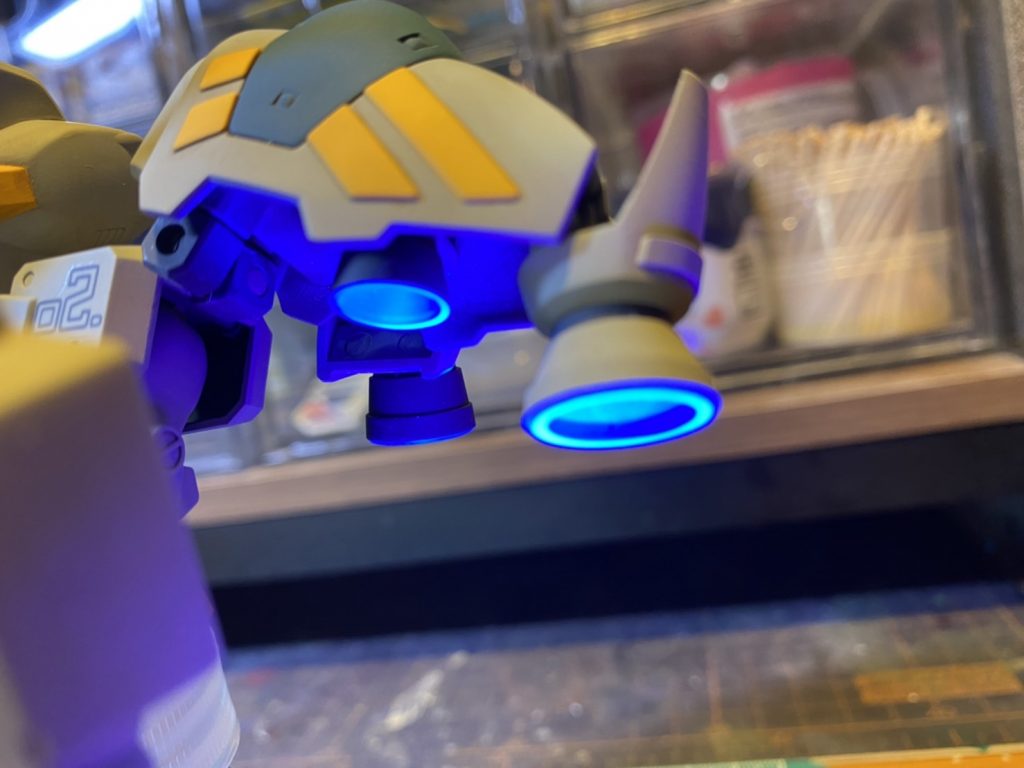 肩のスラスターも蛍光クリアーで光ります。