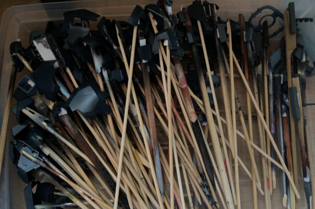 細かいパーツも多いので、「串うち」は結構大変^^!最近発売になった、クレオスの水性サーフェーサーの黒を使っています。