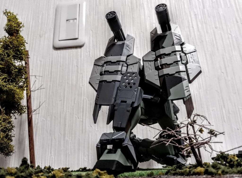 こちらがセントリーモードです。仲間の機体をドレッドノートの後方に待機させ、シールドとバックパックのガトリングを合わせて攻撃を防ぎつつも圧倒的弾数で敵を一掃します!仲間を守りながら攻め続ける、撃たれ強いというのでしょうか?結構気に入ってます。