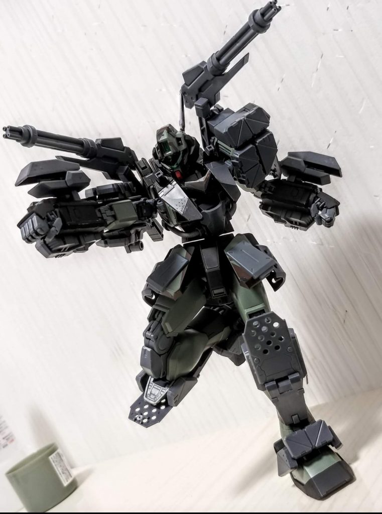 シールドとバックパックのガトリングを捨てた姿がこの機体の真骨頂!腕のガトリングに肩部の小さいガトリング、小さい武器は長ものよりも扱いやすいので小回りもきいて、捨てた装備の分機体が軽くなって機動力アップ!ビームサーベルなどは持たせてないので硬い腕の装甲でガンキャノンみたいに敵MSを殴ってくれそうですね!重火器も男のロマンとかって言われますが、殴ったり特殊な戦い方するMSもロマンですよね〜😄