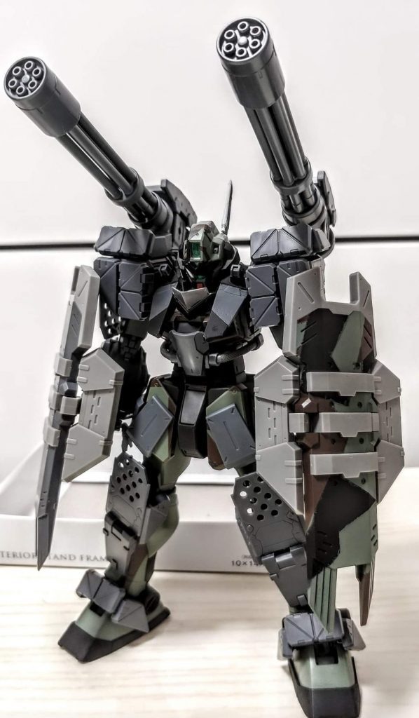 ジムコマンドをベースにジャガーノートとはまた違った重厚感を取り入れて制作しました。攻撃こそが最大の防御という言葉があるならば防御こそが最大の攻撃というように撃たれても怯まないドレッドノートは相手の懐に飛び込み防衛線に風穴を開ける、それにピッタリな機体ではないでしょうか?両腕にシールドを持たせていますがこれにもガトリングとその他武装を装備させてます。