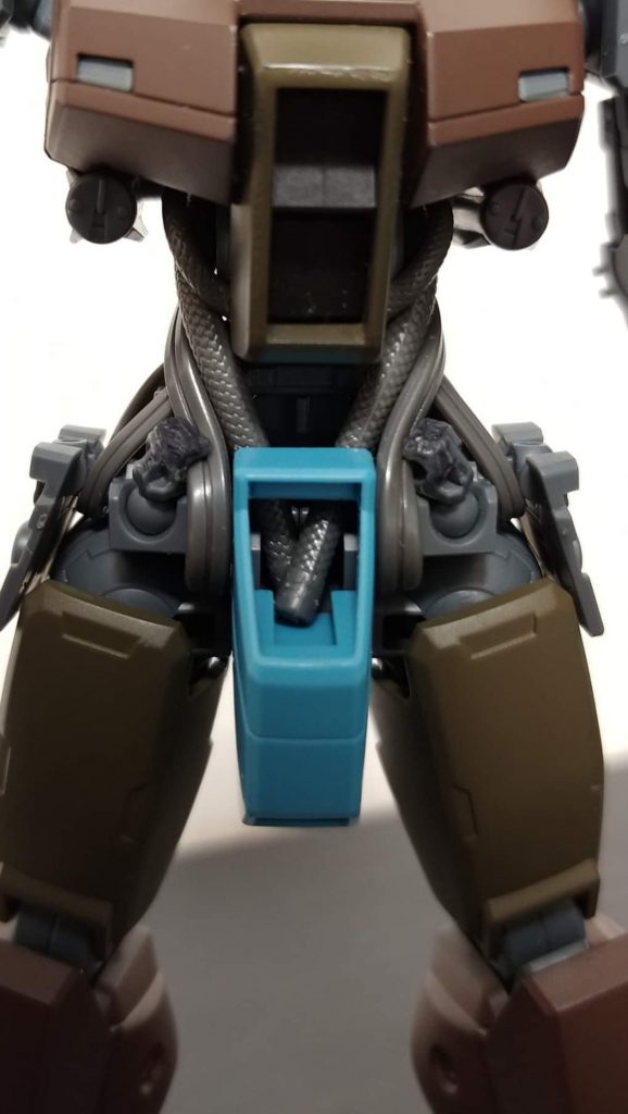 スティンガーの制作において一番の特徴はやはり動力パイプ。ただパイプがあるというよりも人体に寄せて腹斜筋バッキバキじゃねえか!とおもってもらえるように複数本ゴム製のパイプを使用して再現してます。