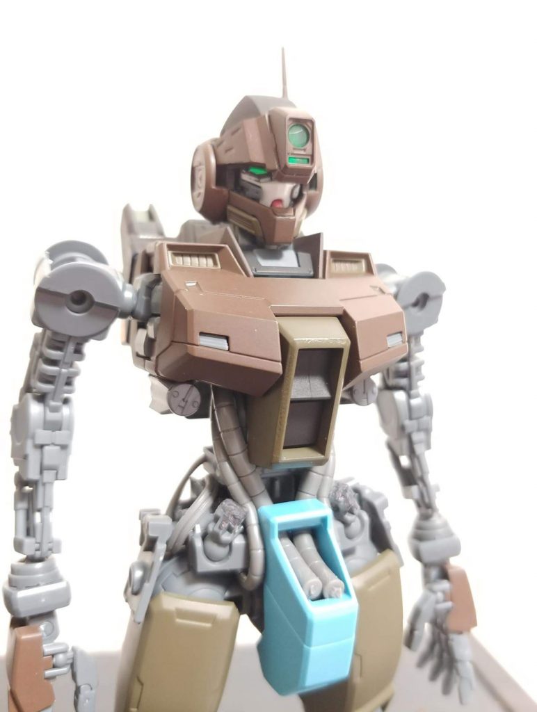ヘッドもジムスナにガンダムフェイスを押し込んでみました。バイザーよりもツインアイのほうがよりイメージに近寄るとおもってスレイヴレイスを真似て作ってます。