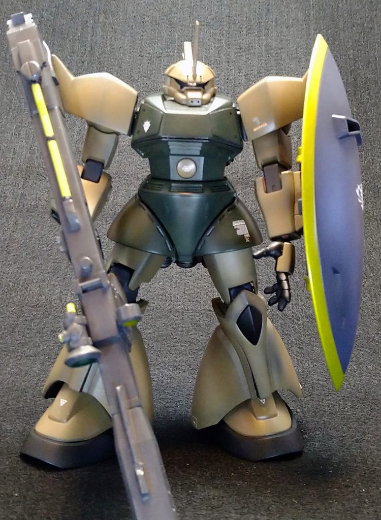 今回はネットを参考に色々と改修にチャレンジ①モノアイをHアイズ化 ラピーテープの裏打ち②肩アーマーの隙間を狭め加工③胴の延長 これでコクピットの出入りが出来ます。④膝の延長 ちょっと隙間が気になります。⑤股の幅広化 ちょっとガニ股スタイルに変更⑥足首の延長⑦スコープレンズのレジン化⑧右腕 接続穴埋め⑨左腕 接続穴埋め&ネオジム磁石埋め込み⑩胸と股間、脛アーマー両側のプチディテールアップ⑪脛アーマー後部をカット バーニアチラ見せ ⑫バックパック追加⑬トサカの切れ込みとブレードアンテナ作製初めての改修でいたがまずまずってところでしょうか・・・先輩モデラーさん、色々とダメ出しをお願いします。次からの課題にしたいのでよろしくお願いします。