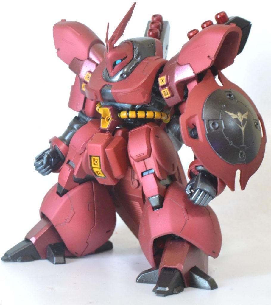 工作の前に名前を思いついたのでノリノリで制作できました。他の名前の候補はズササビー。ちょっと言いづらいのでズサビーにしました。腰の動力パイプはスタイルに合わせて太くしました。（FGザクの脚のやつ）膝の下側を黒く塗ってサザビー感を出したのが今回のこだわりです。