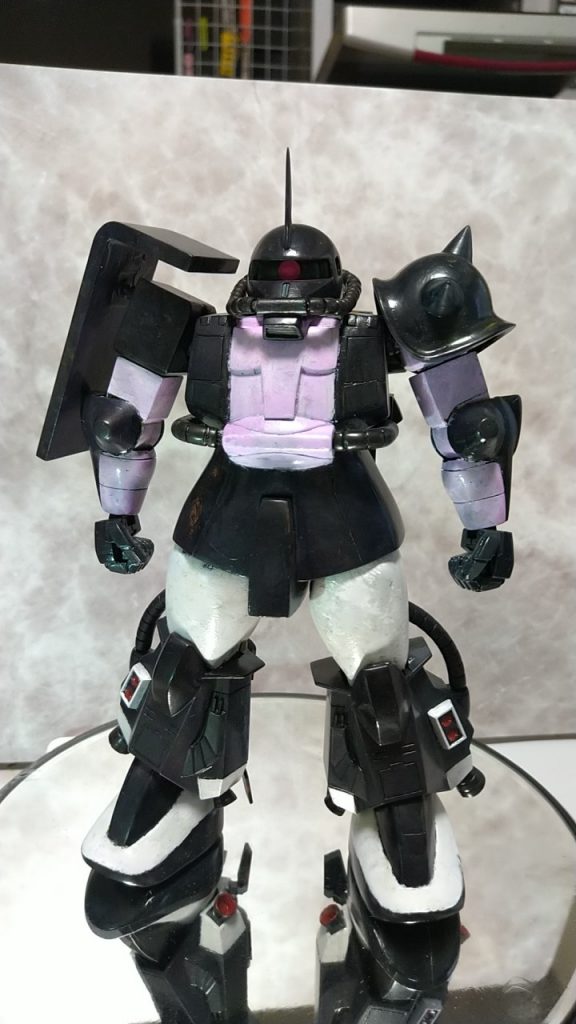 初の筆塗装。ミッドナイトブルー＋ネービーB＋紫＋マゼンダ→最後にクリアーブラック=本体色。白＋マゼンダ＋純色紫をその他。