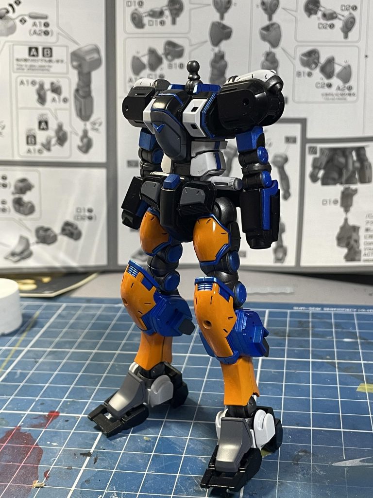 デカール前。組み上げている途中でフェイスパーツを縫った記憶がないことに気づき、絶望の中とった一枚。運よくジャンク扱いで頭部だけ某フリマアプリで売っていたので泣きながら購入。無事完成しました。まあ完成から一週間後に椅子のクッションの隙間から出土したんですがね...