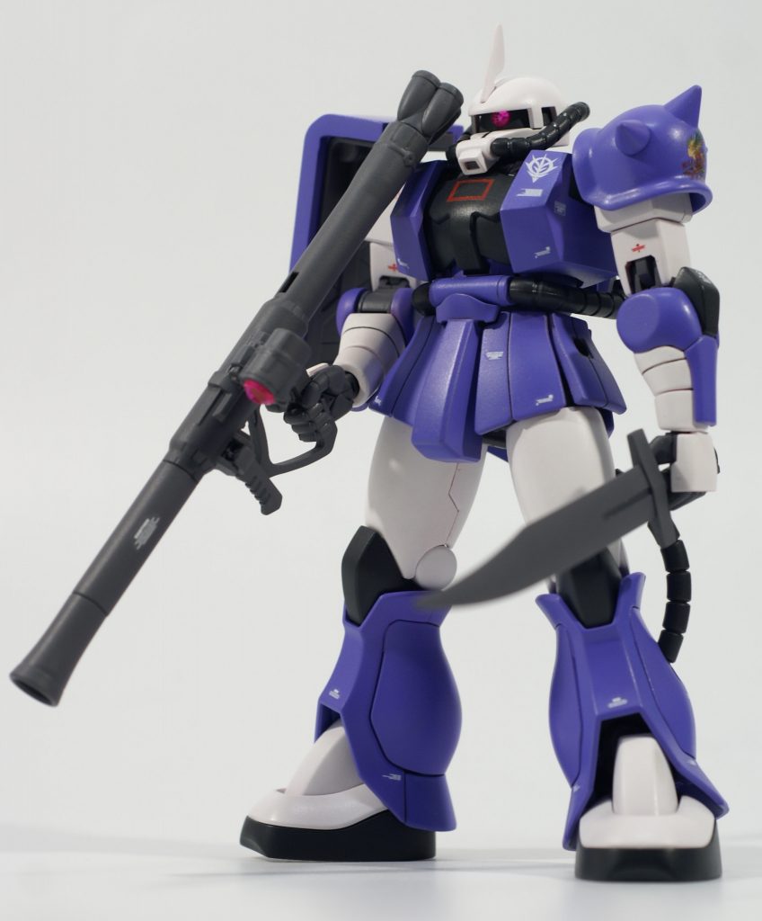 改修内容は次の通りです。・スコープ、モノアイをラインストーンに。・モデグラを参考に盾を大型化。・モデグラを参考に胸部の形状を変更。・カラーリングをキリーギャレット専用に。・ヒートサーベルを追加。・マスキング塗装で赤いマーキング、白いラインを追加。・エッジ出し。・モールドの掘り直し。