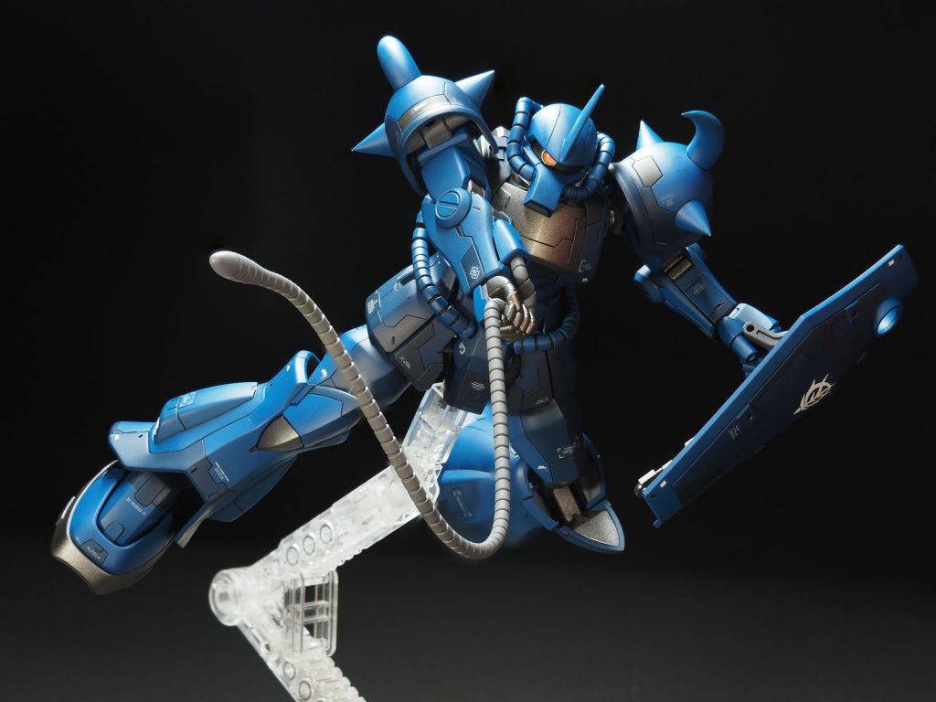 説明書ポーズその1。グフと言えばヒートロッド。この素材、自由に曲げられるそうなんですが、狙った曲がりにするのが大変。