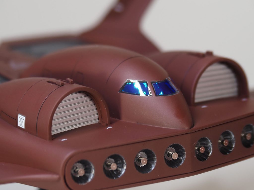 キャノピー(?)は、100均レンズ表現のホログラムテープとブラックレジンのスモークっぽい感じを狙ってみました。胴体の形に合わせて流し込むのが難しい。