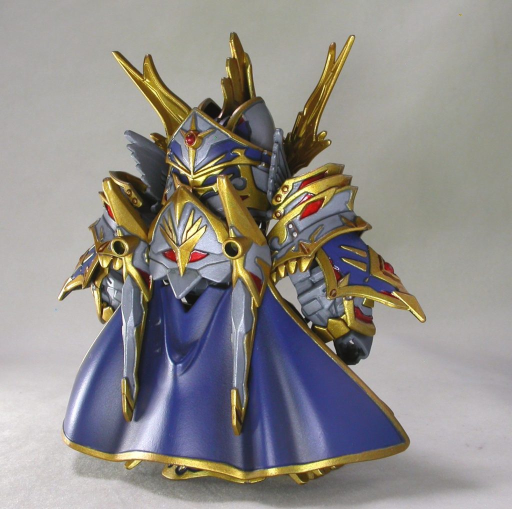 シタデルカラーは幅広い面積をムラ無く塗るのが苦手な塗料なのでマントは大変でした。丁寧に下地の紺黒ナイトロードブルー、表面の青ファレホ：インペリアルブルーと塗っています。