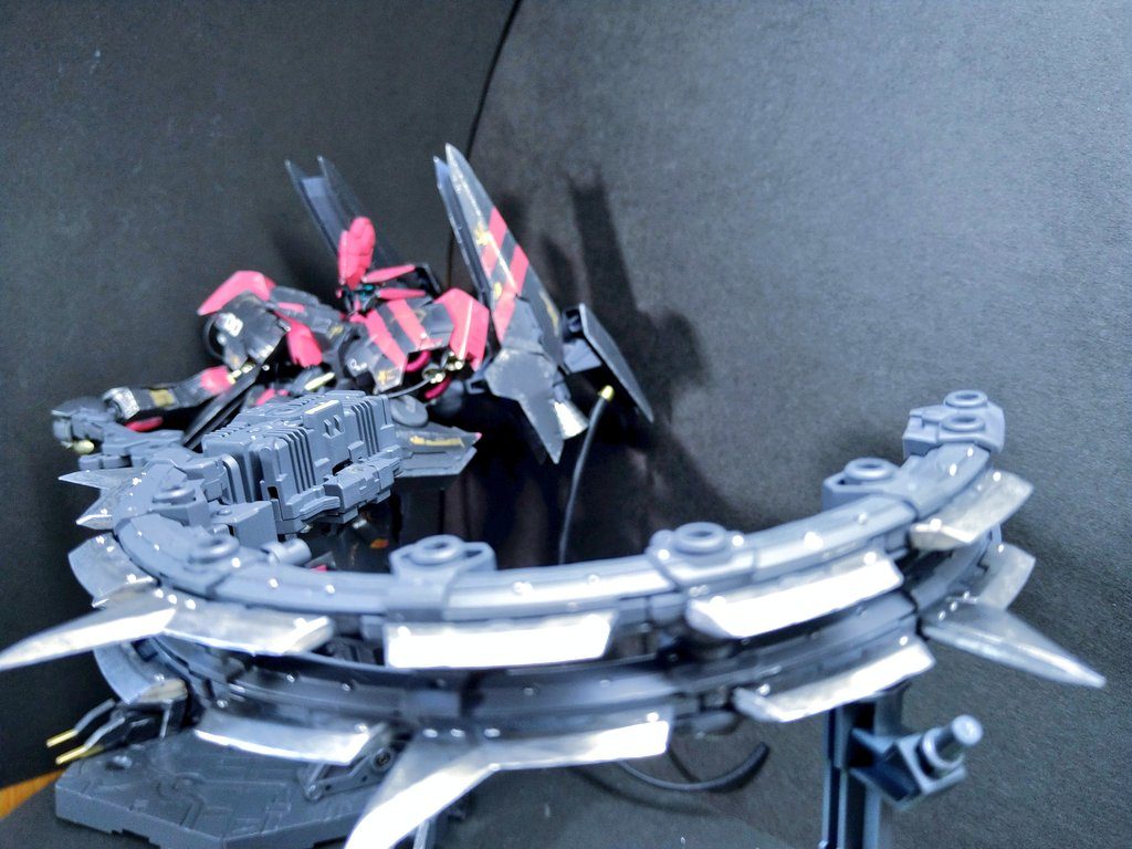 格闘兵装に大型の変形武装の『カルネージ・ムーン』を装備。某狩りゲーから着想を得たもの。長柄武器になる『クレッセントムーン』