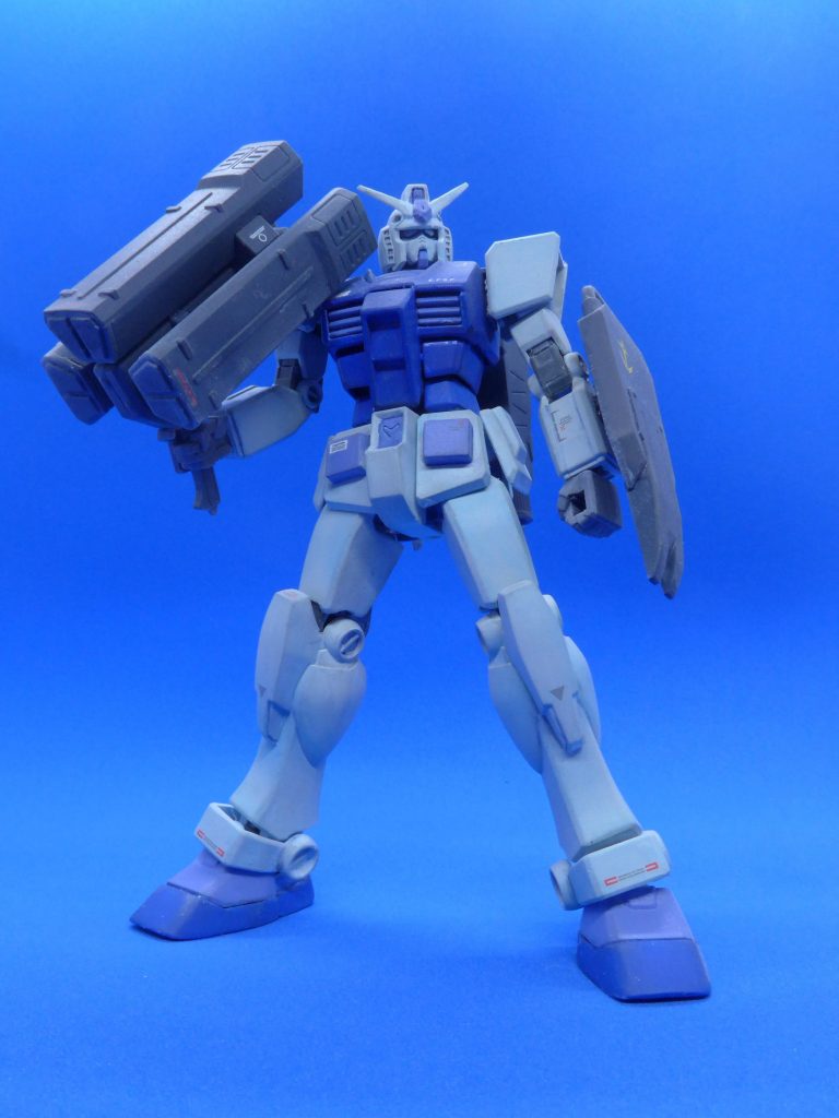 TD:塗装は水中用迷彩になってます。ブルーバックだとご覧のとおりです。何か気になる点は?A:言い出したらきりがないが、やたらとコーションが多くないか?TD:テストごとに気になるところを書き足しているのでこうなってしまいました。書き方もバラバラです。A:・・・、でブライト、何分後に出ればいいんだ?B:最終整備が完了次第出てくれとのことだ。何分後になる?TD:教育型コンピュータを元のガンダムからコピーするだけなので、15分ほどあれば。B:そういうことだ、アムロ。よろしく頼む。A:了解っ。15分じっくり休ませてもらうよ。B:そうともいかないかもしれないんだ。もう1機の整備がうまくいけば、コンビネーションのための説明を聞いてもらうことになる。A:まいったよ・・・。次回に続く??(コンビネーション機の完成次第)