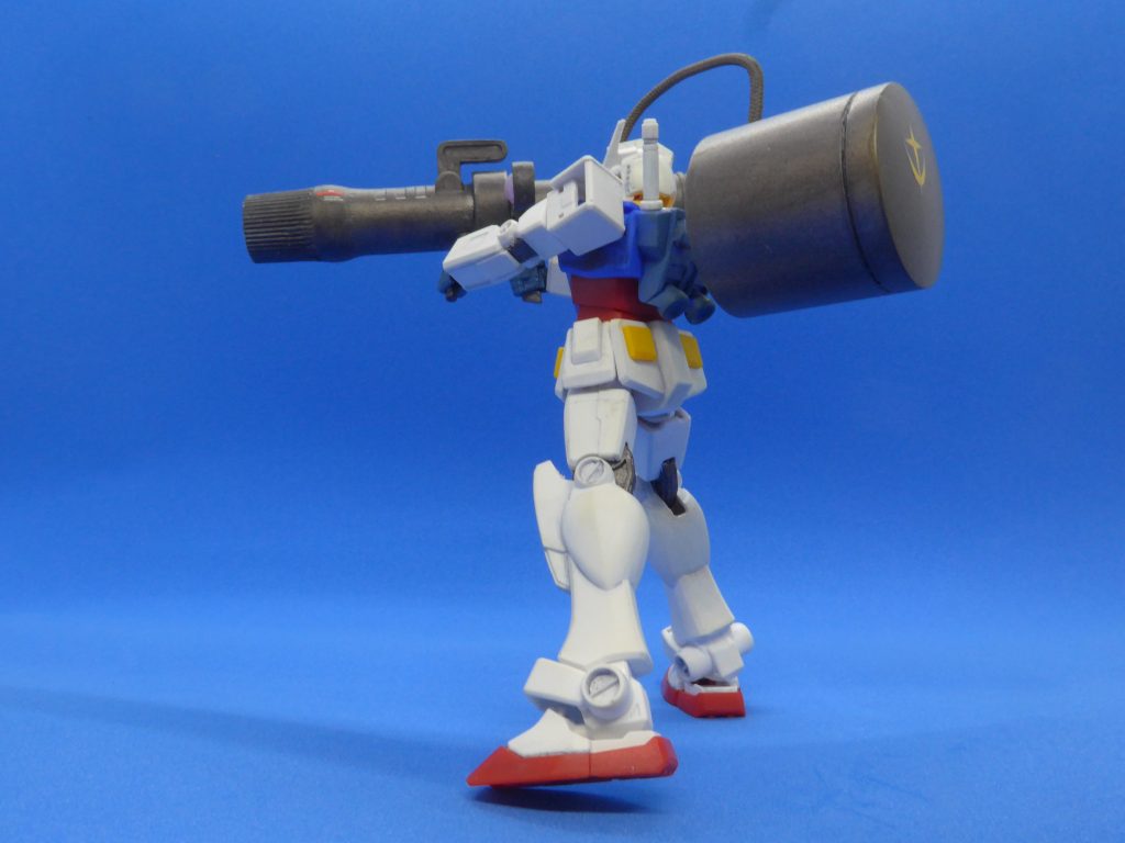 構えた横からです。連邦マークがでかでかと。