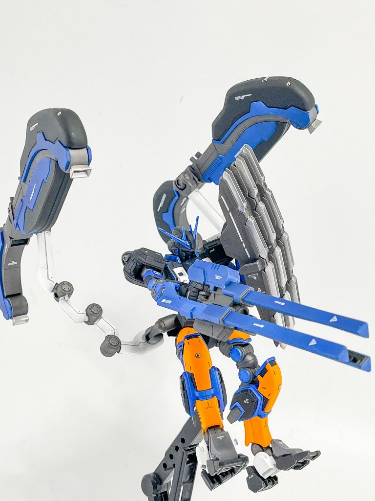 サブレッグのアームは合わせ目けしと段落ちを組み合わせて単調にならないように調整。経年で緩くならないように塗膜などで少しきつめに調整しています。