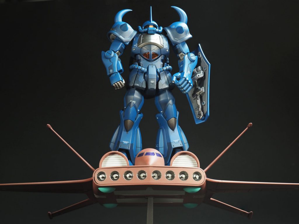 併せて作ったドダイに乗ります。ちなみに、モノアイはピンク部分はHアイズ、周りの銀部分はプラパイプをザグって薄く加工したものを組み合わせて使っています。少し大きすぎてかわいいグフになっちゃいました。