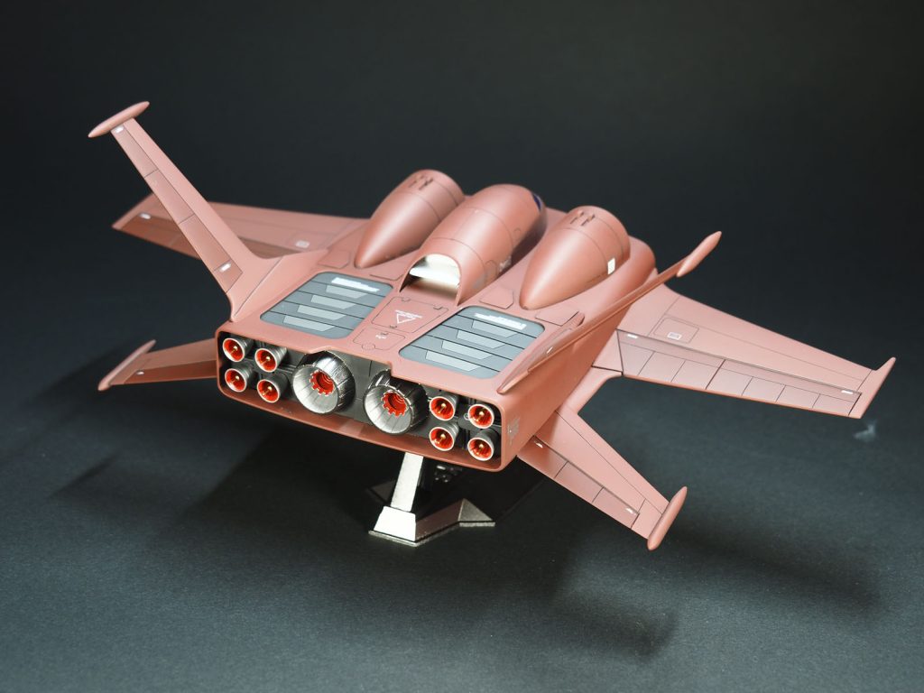 スジボリ、プラ板、パネル塗り分け、メタルパーツ、デカールでのディテールアップです。航空機の新規スジボリは初めてだったのでどこに入れるか悩みました。結局動翼みたいな感じと、ハッチの開口部的な感じにまとめてみました。