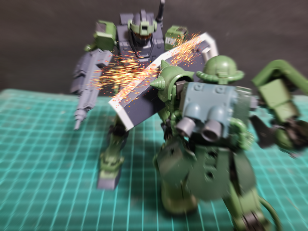 ちょい劇タックルするザク、シールドで受けるが弾き飛ばされるδ「ヴっ!?こ…こいつっ!」