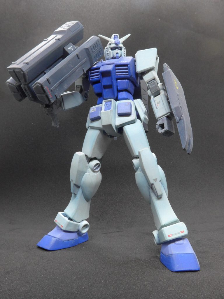 同じ写真の再登場です。塗装は、白いところがグランプリホワイトに少しグレーを最初に塗り、少しずつスカイブルーを足してグラデーション(のつもり)。青いところはすみれ色とインディブルー。武器とバックパックはネイビーブルーです。水中テストを繰り返しているので青部分は少し白っぽく汚しました(ウェザリングマスターの白と、結果オーライのトップコート少し強め(苦笑))。