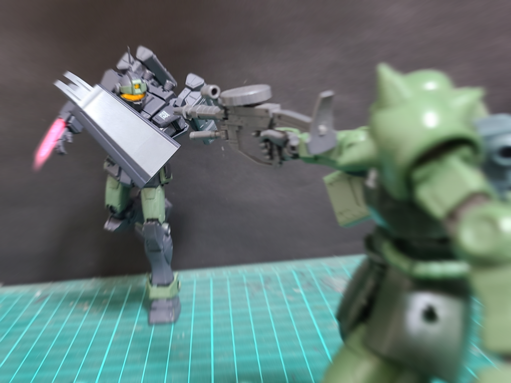 ちょっと劇中~ゆる~く 二番機VSザクIIジオン兵「くそぉ!よくも同胞を!くたばれ連邦の犬がぁ!!」ドドドドドドッマシンガンを乱射するザクβ「…狙ってない弾なんて…」ショートシールドを構えて突撃する二番機