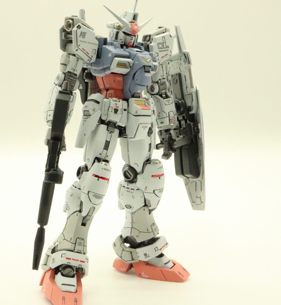 RGは精密さやディテールは素晴らしいんですが、華奢で、壊れやすい印象があって苦手意識があります。。いつも下手なディテールや改修をしていたので、一度シンプルにキットの出来の良さを味わおう?と、今回は塗装のみとしました。墨入れが濃いめだったので、デカールも貼りまくって、ガチャガチャした感じにしました。