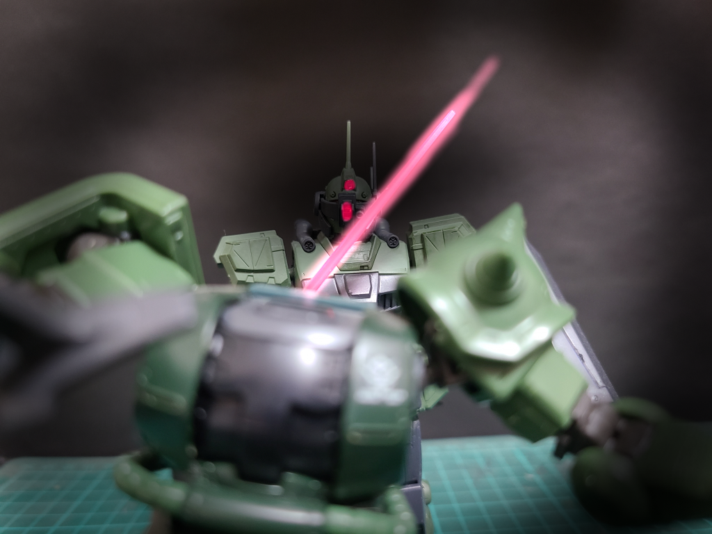 がむしゃらに乱射しまくるザクジオン兵「うおぉぉぉぉぉ!!ジークジオン!!ジークジオン!!」ドドドドドドッジオン兵「ジークジ…」この日ジオンの勇猛なる兵士達がとある群れなす猟犬共の餌食となった…