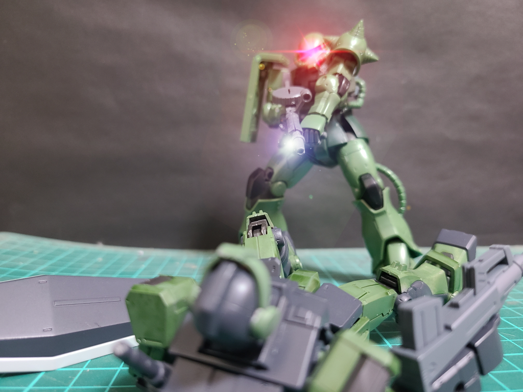 δ「首いってぇ~モビルスーツでタックルとか信じらんねぇ…機体にどれだけ負荷がかかると…」ザクマシンガンを構え照準を合わせるδ「あ、や」そして…