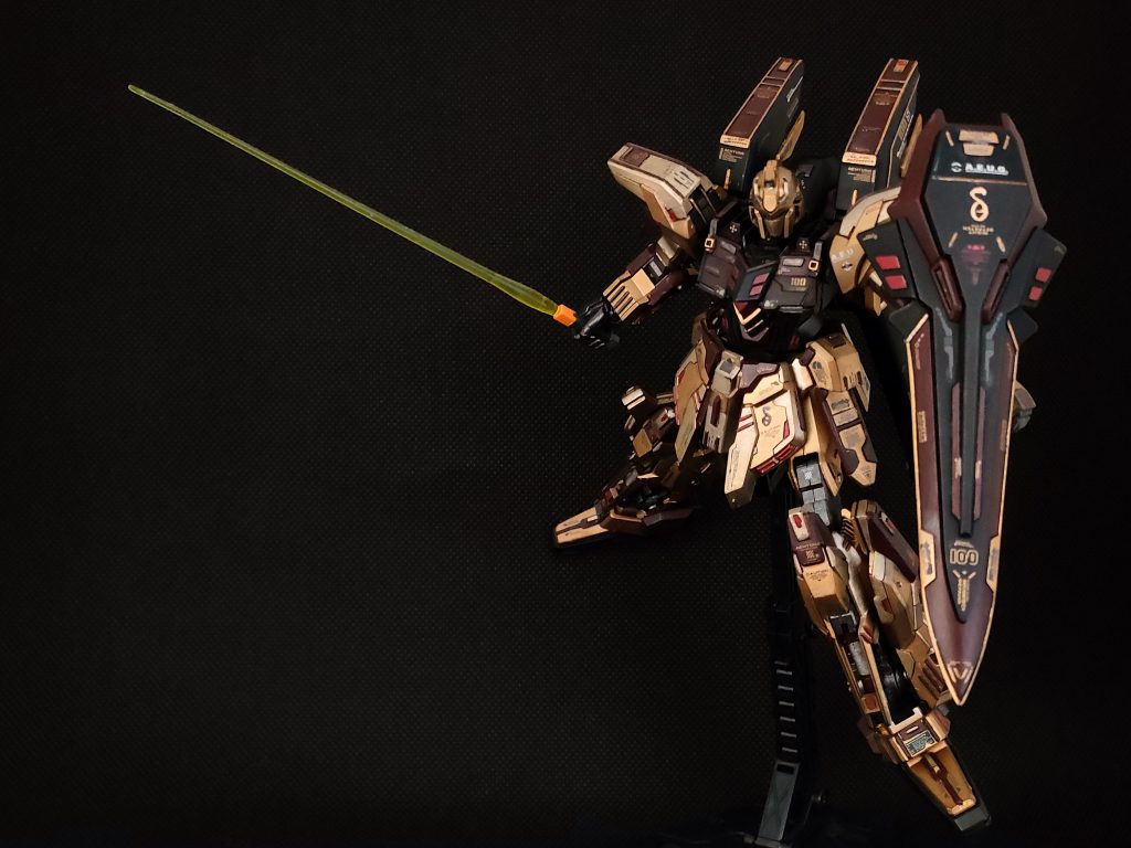 パイロットはクワトロ・バジーナの再来と噂される、謎のタンクトップにサングラスの男・・・