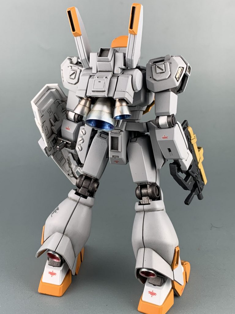 今回は難しいことはせずにゆるく制作しました。ディテールアップパーツを適宜貼り、デカールを貼りました。カラーリングは今回明るめにして白とオレンジにしました。シールドだけガンダム7号機のものを使ってみます。