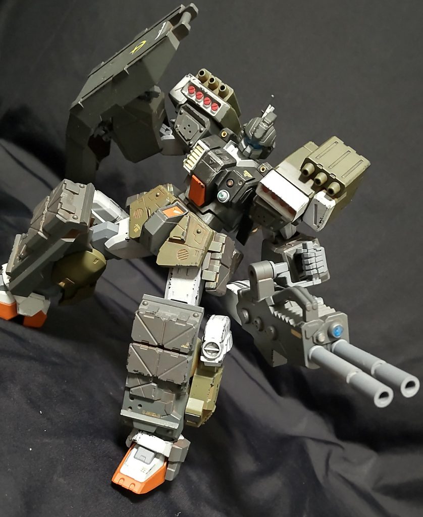 胴体、ライフル、頭部のセンサー部は百均の樹脂。