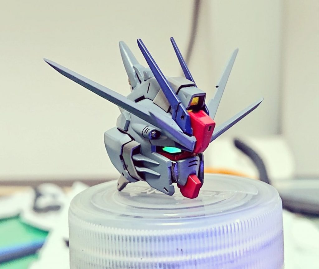 わかりづらいですが、頭部のマスクもアンテナを追加して、クルーゼのマスクを意識した意匠にしています。