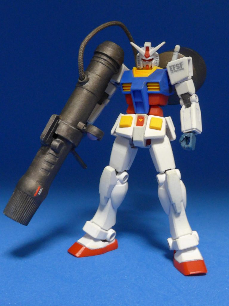 試射を終えてのアムロの評価は辛いものでした。威力は確かにすごいが重くて動きが遅くなる、エネルギーのチャージにタイムラグがあり、砲撃後の動きが悪いといったものでした・・・、残念。以下、プラモデルの説明を簡単に。ガンダムはトライアルキット使用で、グレー、ブルー、オレンジのリアルタッチマーカーを使いました。ハイパーメガランチャーは旧キット1/100の謎のロケット砲に砲身部タミヤパテ蓋を追加、メッシュワイヤーでビームサーベル部に接続。エネルギータンクはwaveのパーツキットから。旧キットの余剰部品を使って楽しめました。そういえばコアファイターも余っていますが(腰を加工して使わなかったので)、こんなことを続けていると積みプラが片付かない・・・。