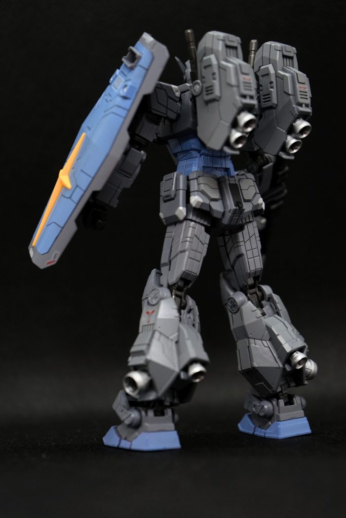 背部斜めから。バーニア類はもっとギラついた銀にしようかとも思いましたが、折角メインパーツの色を軍用機系のカラーにしていたので、落ち着いた銀にしました。各部にディティール線が本当に細かく入れられているので、スミ入れも楽でした。