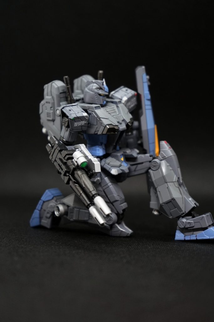 膝立ちポーズ。関節の稼働もかなり良好で、装甲はスライドなどしないものの、ディティールも相まってさながらRGのような雰囲気を出してくれます。ビームライフル類には、市販のオプションパーツでセンサーを作っています。