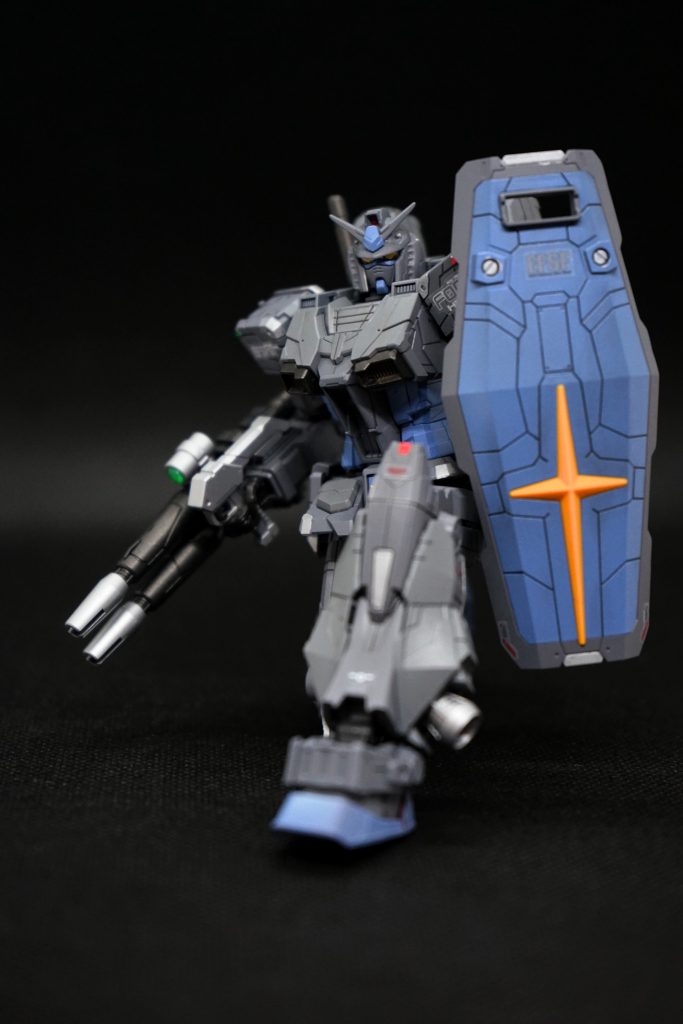 膝立ち別角度。シールドのモールドは凄まじいですね、今後のモールド追加の参考にしたいライン構成です。また、キットの構成上シールドが一枚、他にも様々なパーツが余りますので、別のキットに流用する事ができるお得仕様です。