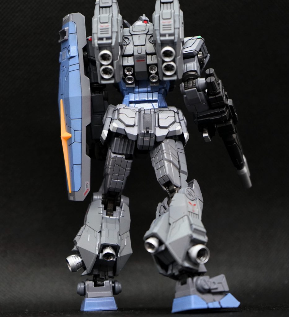 背面。RX78-2との違いは多々ありますが、特に大きい違いは関節部かと思います。まるで重機の様な腕部関節などはこれはこれでロマンがあります。もう一度作るのであれば、ダクトなどを増設して工業用のマシン風にしてみたいです。