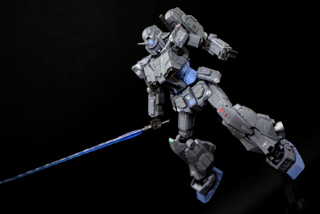 武器構え。高機動を活かした接近戦が得意そうな機体だと思います。追加装甲や携行武器から考えるに、ジェネレーターの出力も上がっているでしょうから、かなりバランスの良い機体かもしれません。サーベルは色味の問題で、別キットから青いものを流用しました。