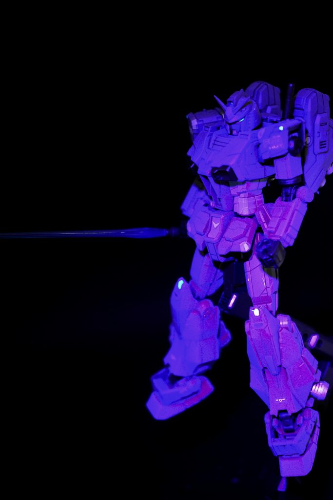 ブラックライト照射。各センサー部、カメラ部分にガイアノーツの蛍光クリアを塗っています。蛍光塗装は大好きなのですが、あとから少しはみ出している部分を見つけたりすることがあるので、まだまだ修行が必要のようです。また、このキットで唯一大変だったのがアイカメラのシールです。左右に分割されており、少し貼りづらかったので、制作する際にはお気をつけて。私がシールを貼るのが下手ということもありますが。