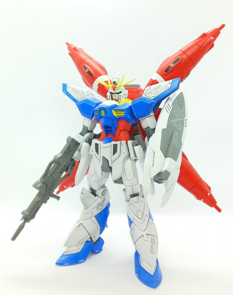 他も細かい調整をしてバランスを整えました。幅増しや手足の延長は下手にするとバランスが悪くなるのでしていません。お腹を数mm延長したくらいです。手足の延長はせずに済むならそれに越したことはありません。各パーツの取付位置の調整や、ディテール、間接に接する部分の調整で違和感が無くなる事もあります。脛パーツで言うと足の甲の上に被さる部分(向かって右でいうと「ＰＳ」というマークがある部分)は1ｍｍほど縁にプラ材を足しました。脛パーツをほんのちょっと大きく見せたいなと思いましたが、延長するのが難しい形状のため末端に足して大きく見せる方法を取りました。ふんどし部分も長く感じましたのでグレーの部分の下部を形状変更し、それに合わせて白い外装部分も下部を短くしました。腰がコンパクトになって少し足が長く見えるのではないかと思います。