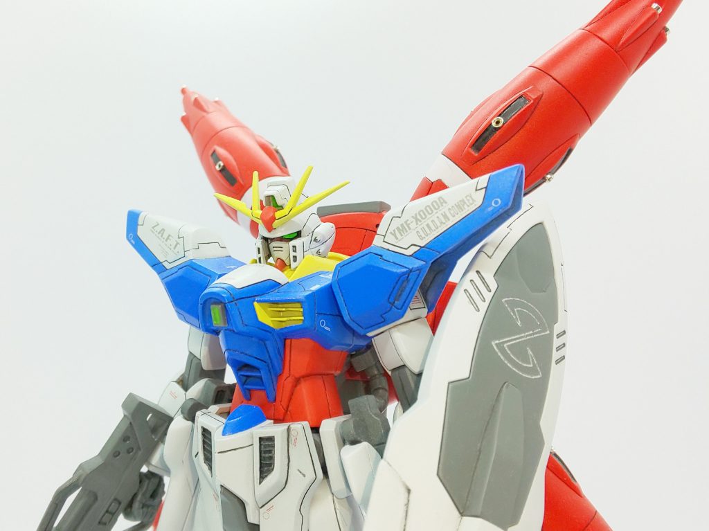 頭部は馬面気味の顔が好みではなかったので、精悍な顔つきでＸつながりのＨＧＡＷガンダムＸから移植しました。ヘルメットの内側は削り込みマスクを奥に付けて小顔に見える様にしました。肩のダクトブロックはだいぶ削り落としています。キットの肩アーマー前後面のダクト処理(窪みがあるだけ)が気に入らなかったのですが、厚みが無く何かを埋め込むのも難しいので、奥行きではなく平面的な処理をしました。おそらく肩アーマーが一番時間が掛かっています。この辺の表現は全体のスジボリも含めＣＧムービーのガンダムイボルブ用に描き起こされたドレッドノートのディテールを取り入れました。ちょっと変わったパネルラインですが気に入っています。胸の形状はだいぶ変えました。もとの胸は中央ブロックがなだらかで先細なので貧弱に見えます。手足に比べても小さく見えます。なので、センサーパーツの置き換えや、前方へ張り出している装甲の縁をプラ材で細くしアールを緩やかに、胸ダクト上部装甲の延長をして中央だけ突出している感じを緩和、ダクトのフィンはプラ板に置き換え薄く、腹は底部を1mm程底上げ…これで胴体はマッシブになります。このあたりは小笠原智史氏のイラスト集「ガンダムＳＥＥＤ ＲＧＢ」を参考にしました。小説版のイラストを描かれた方です。また、腰のプリスティスはプラ材でスクラッチしましたが、厚みを持たせる事で腕を広げ気味のポーズになり、自然にどっしりとしたポージングになるようにしました。こちらもイラスト集を参考にしました。シールドも少し貧弱に感じましたので、プラ材で少し厚みを持たせ、シールド下部のクロー部分もプラ材で少し大きなものに作り直しました。デカールはＭＤプリンタによる単色自作デカールです。カラーはアイスグレイだったと思います。デザインはＧＦＦのフリーダムとＧＦＦのガンダムＸを参考にオリジナルをまぜました。