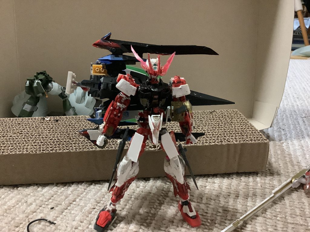 RXOー47 ガンダムアレクシアエクスプロードガンダムアレクシアリブートの後継機であり、アレクシアのメイン形態アレクシアリブートはただ、このウエポンが完成するまでの運用用として、建設されたものである。しかしこの形態は、元から想定されていた武装のため、抜かりはない。また、制作途中で、製作者兼パイロットのハルト・サトウが、新しい構想をバンバン突っ込んでいったため、初期よりも、全体的なスペックは上がっている。一番の特徴は、バックパックの3つの大剣であり、これらはすべて、「ソード・ファンネル」として、無線で稼働する。また、2本のカタールもファンネルとして稼働するこれらのファンネルは、初期では単なるシールドとして、装備させているものだったが、ハルトが、やりたいことバンバン突っ込んだからこうなったのである。ちなみにシールド機能もついている