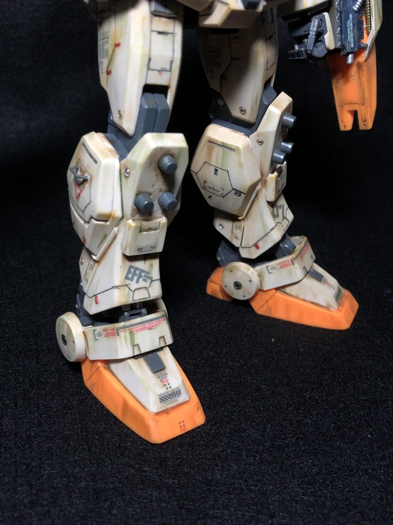 脚部。今回はデカールの貼り方にも挑戦しています。あえて斜めにデカールを貼っている作例がとてもカッコよかったので真似してみました。大きいデカールをはみ出るように貼るのが苦手なので次はそこも挑戦してみたいですね。