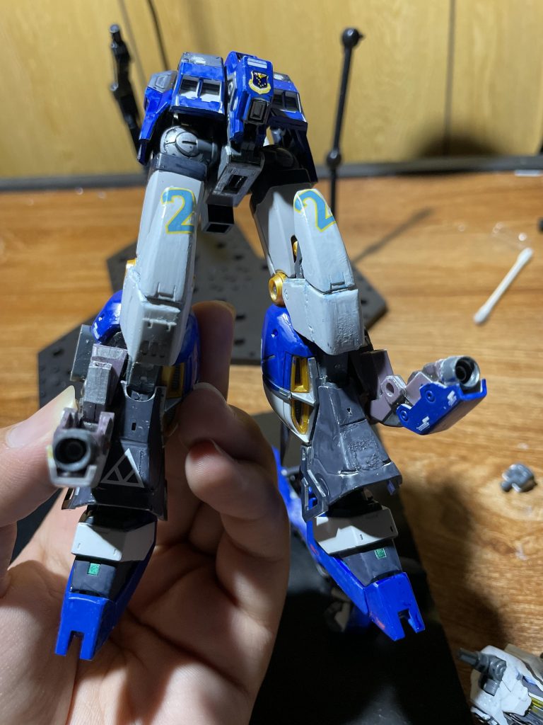 まず腰パーツを全体的に短くカット、そしてレナトゥスガンダムの唯一残った膝パーツを使用、そして脚部はメガ粒子砲って言う程で製作