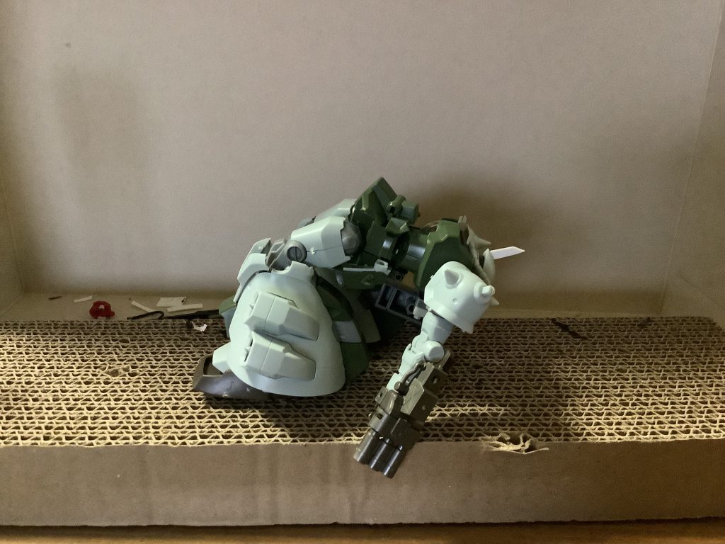 足の可動域はとても広くブリッジもできます。設置面も大きいため、倒れずに、安定してブリッジにできます