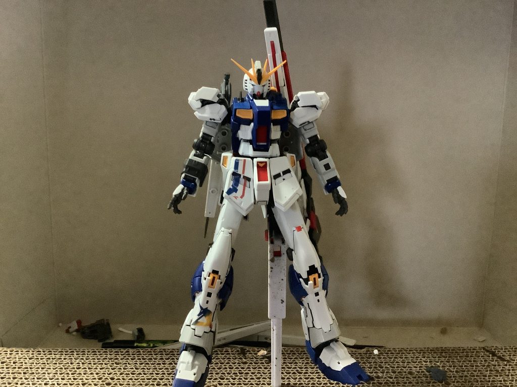 RXRー93fw νガンダム旅人である、シユウ・ヒネルアが、発見、改修したms。通常のMSとは違う、ガンダムタイプのMSで、その分性能も高い。また、全高23mと大きく、その分、色々なものを装備することができる。また、発見された当初とは違う、ウイングのついたバックパックを装備させることによって、通常のMSとは、一線を画した、速度を出すことができる