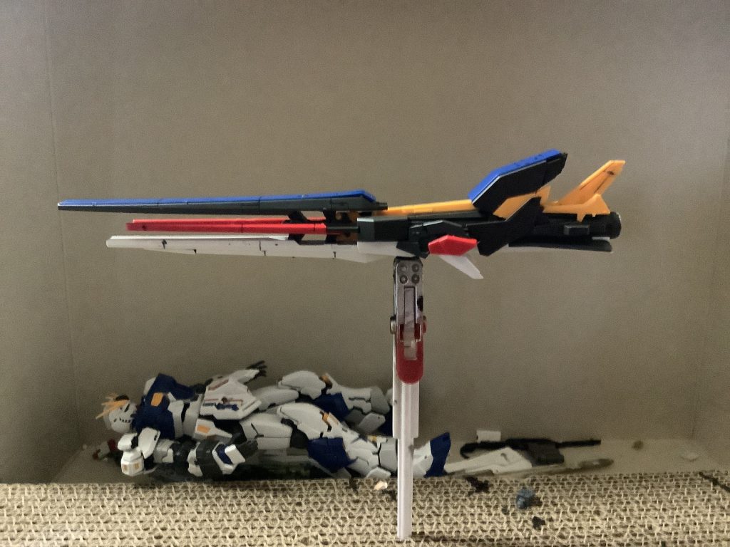 武装 ロングレンジフィンファンネル元からのνガンダムの武器であった、フィンファンネルを、でかく、強くした武器。ジェネレーターを二機搭載しており、すっごい強いビームが打てたり、超大型、ビームサーベルを形成できたりする無改造です