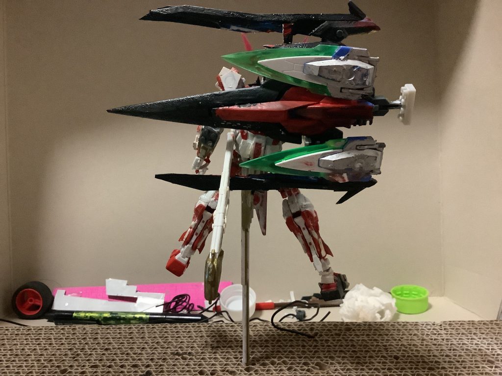 エクスプロードファンネル     アレクシア専用オプションのファンネル、剣の形をしており、ファンネルのナノつく通り、5本の剣に分かれて、独自に稼働させることができる。