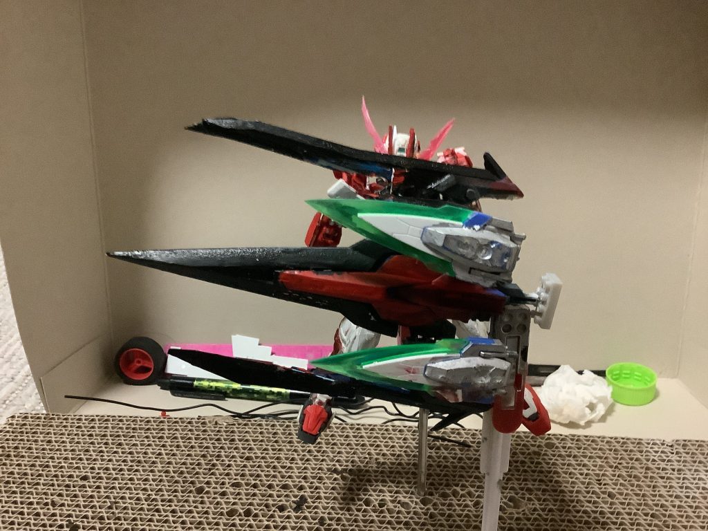 また、ファンネルは、シールドとしても転用でき、精度は高い。ちなみに、当初は、シールドとしてだけの予定だったが、開発をした、ハルト・サトウがバンバン思いついたことを、入れまくるので、ファンネルとなった。